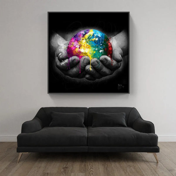 Touteladeco / Toile / tableau / Patrice Murciano / tableau we are the world / mains tenant le monde / art symbolique et engagé / globe coloré éclaboussé / peinture pop art abstrait / contraste noir et blanc et couleurs / décoration murale humaniste / message universel et inspirant / impression sur toile / déco contemporaine et expressive