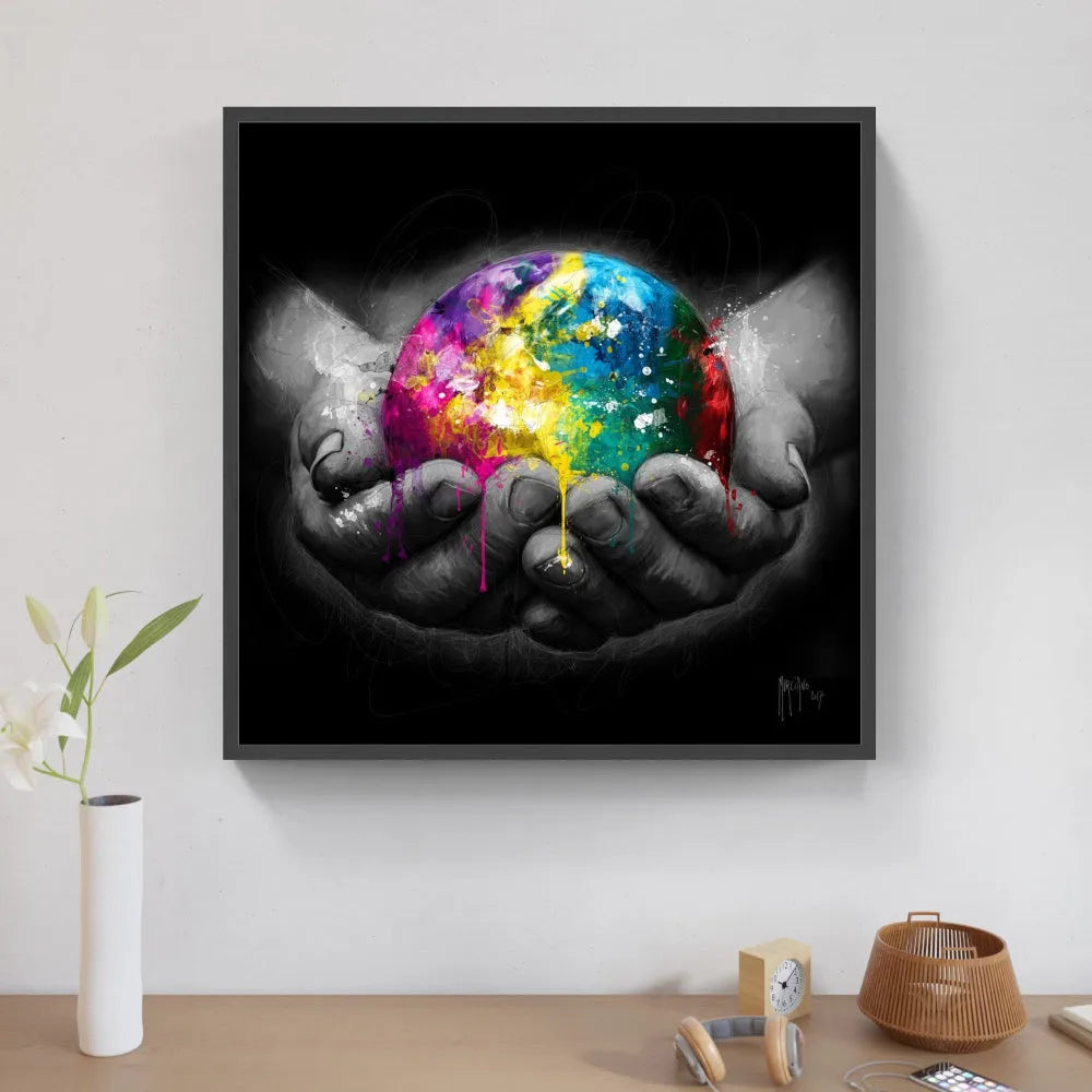 Touteladeco / Toile / tableau / Patrice Murciano / tableau we are the world / mains tenant le monde / art symbolique et engagé / globe coloré éclaboussé / peinture pop art abstrait / contraste noir et blanc et couleurs / décoration murale humaniste / message universel et inspirant / impression sur toile / déco contemporaine et expressive