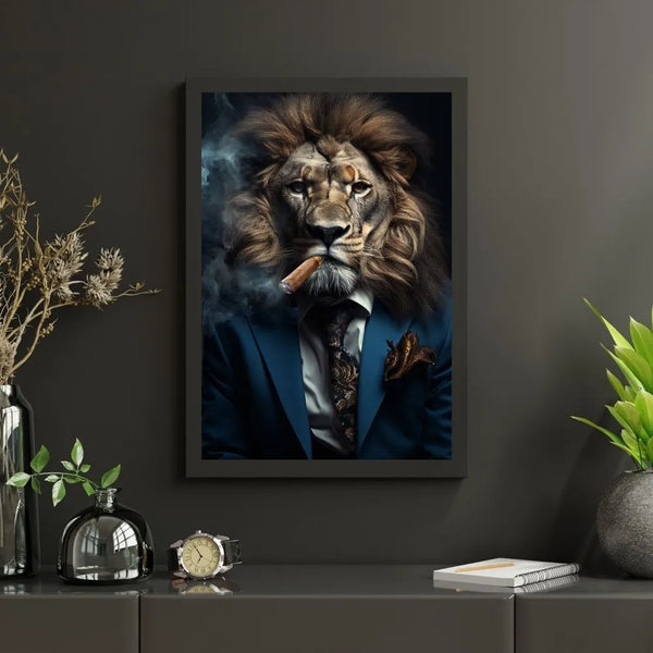 Touteladeco / Tableau Lion / Animaux / Lion / tableau lion élégant / art animalier moderne / lion en costume / décoration murale sophistiquée / ambiance sombre et luxueuse / lion fumant un cigare / style réaliste et imposant / tableau puissant et charismatique / impression sur toile / décoration masculine et raffinée