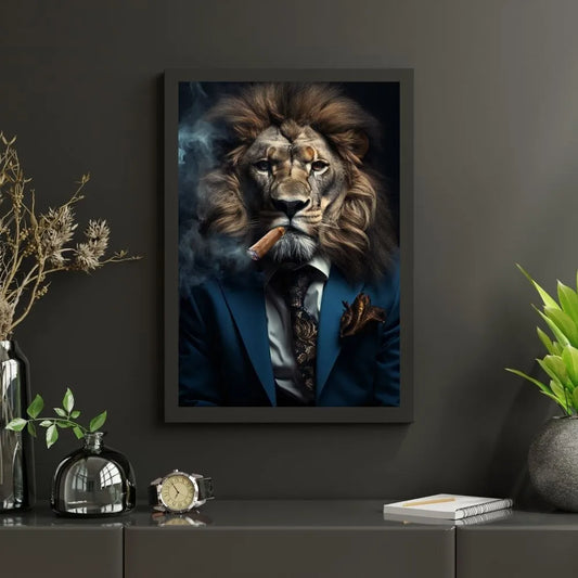 Touteladeco / Tableau Lion / Animaux / Lion / tableau lion élégant / art animalier moderne / lion en costume / décoration murale sophistiquée / ambiance sombre et luxueuse / lion fumant un cigare / style réaliste et imposant / tableau puissant et charismatique / impression sur toile / décoration masculine et raffinée