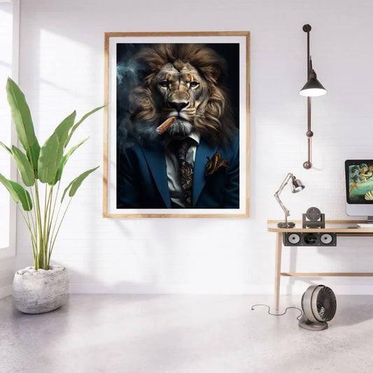 Touteladeco / Tableau Lion / Animaux / Lion / tableau lion élégant / art animalier moderne / lion en costume / décoration murale sophistiquée / ambiance sombre et luxueuse / lion fumant un cigare / style réaliste et imposant / tableau puissant et charismatique / impression sur toile / décoration masculine et raffinée