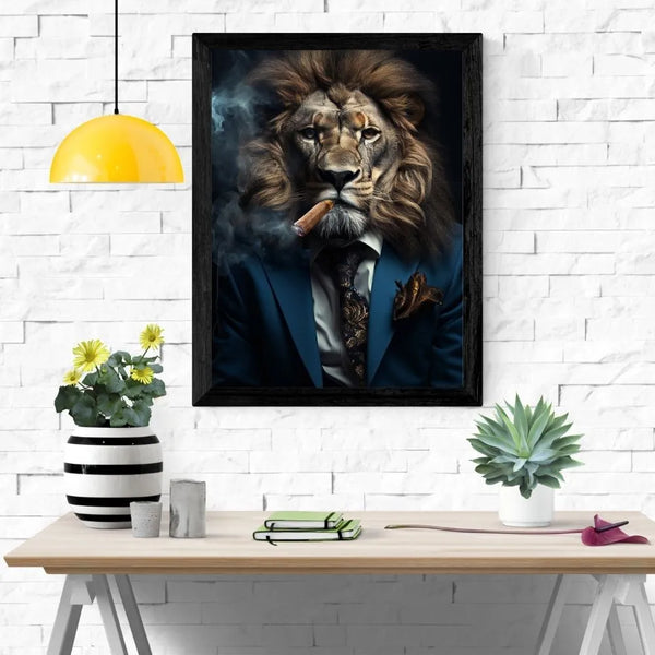 Touteladeco / Tableau Lion / Animaux / Lion / tableau lion élégant / art animalier moderne / lion en costume / décoration murale sophistiquée / ambiance sombre et luxueuse / lion fumant un cigare / style réaliste et imposant / tableau puissant et charismatique / impression sur toile / décoration masculine et raffinée