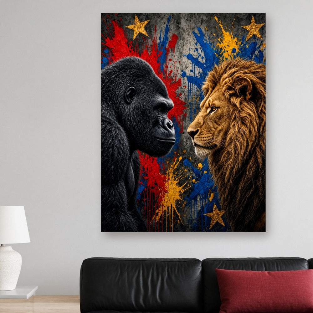 Toile Duel Gorille vs Lion accrochée dans un salon gris clair, au-dessus d'un canapé en cuir noir avec coussin rouge