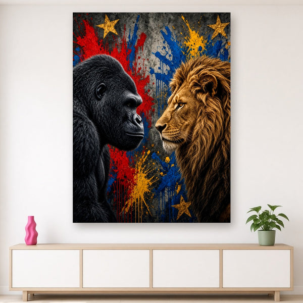 Toile Duel Gorille vs Lion accrochée dans un salon blanc lumineux, au-dessus d'un meuble blanc et chêne clair avec vase rose et plante verte