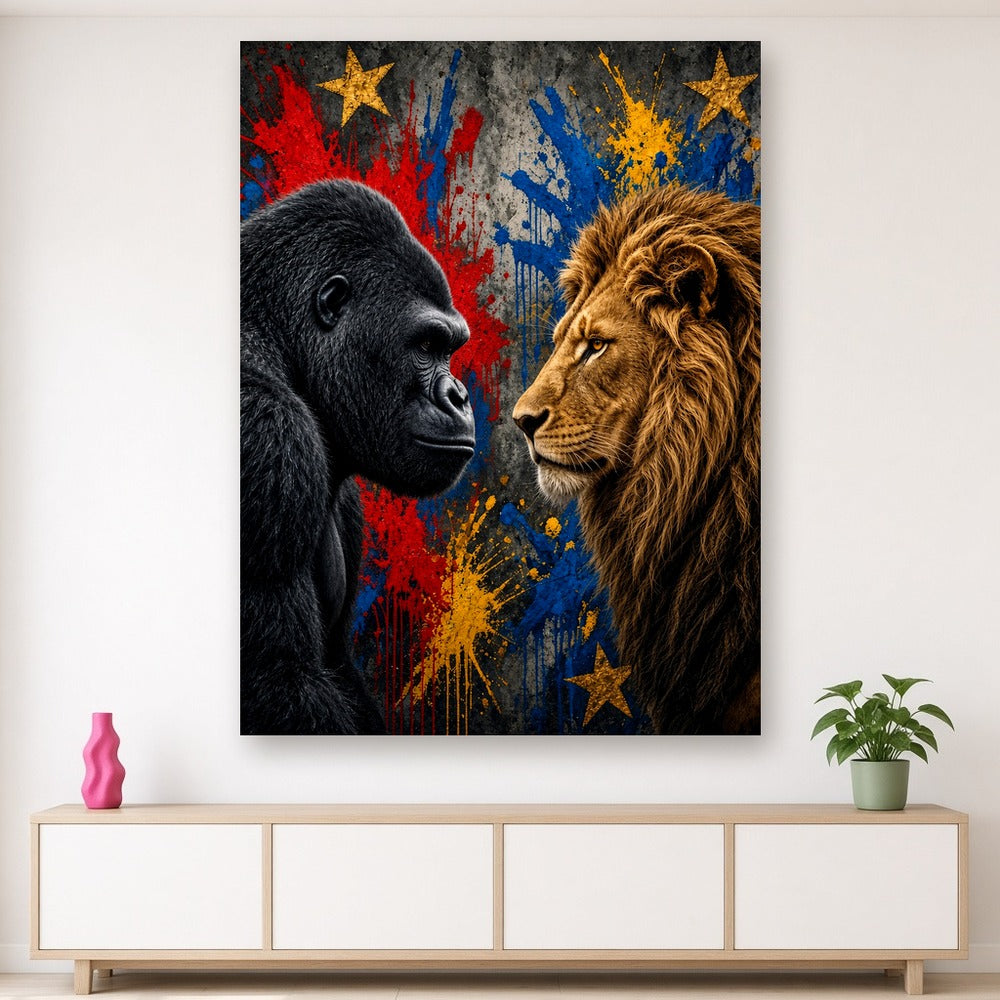 Toile Duel Gorille vs Lion accrochée dans un salon blanc lumineux, au-dessus d'un meuble blanc et chêne clair avec vase rose et plante verte