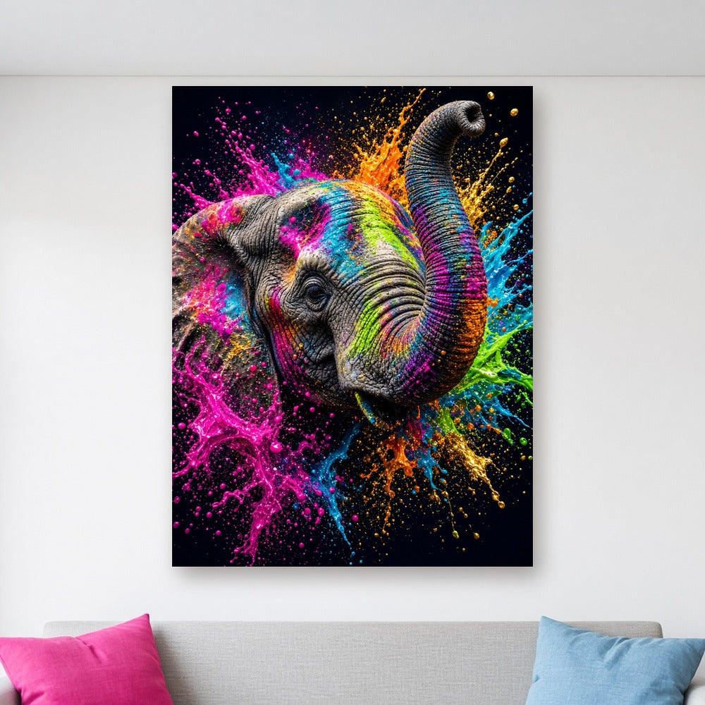 Toile Éléphant Explosion de Peinture accrochée dans un salon blanc lumineux, au-dessus d'un canapé gris clair avec coussins rose et bleu ciel
