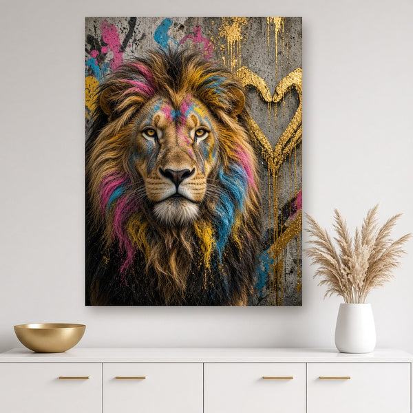Toile Lion Mains Cœur Or accrochée dans un salon gris clair, au-dessus d'un meuble laqué blanc aux poignées dorées