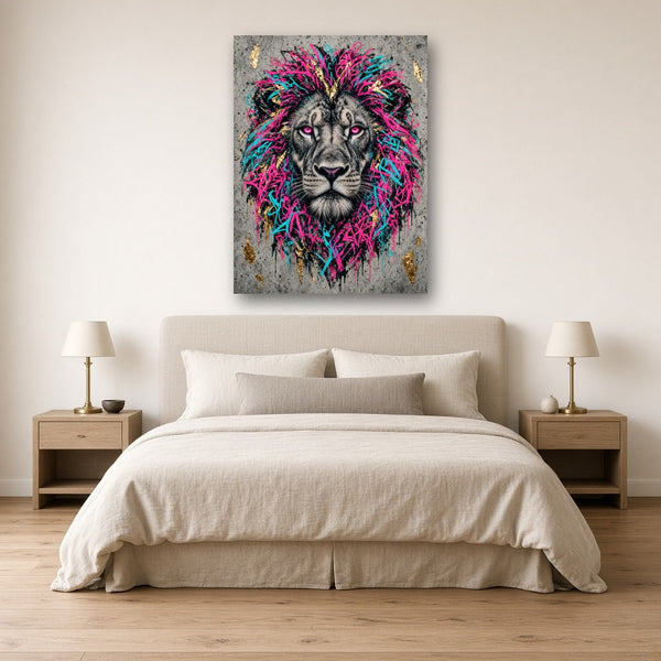 Toile pop art Lion Néon Boulevard accrochée au-dessus d'un lit dans une chambre aux tons naturels, lion à la crinière de tags rose et cyan