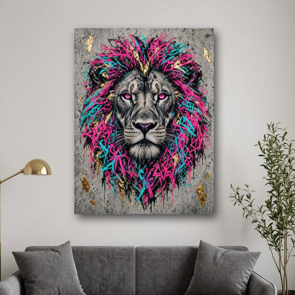 Toile pop art Lion Néon Boulevard accrochée au-dessus d'un canapé en velours gris, entre une lampe dorée et un olivier