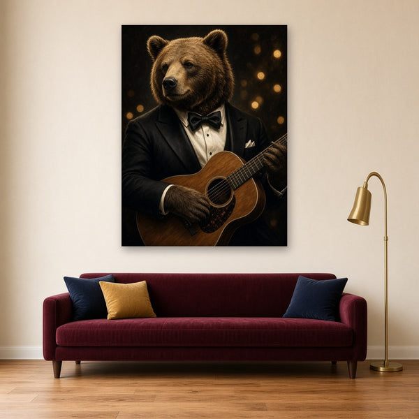 Toile Ours Guitariste accrochée dans un salon au mur crème, au-dessus d'un canapé en velours bordeaux près d'un lampadaire en laiton