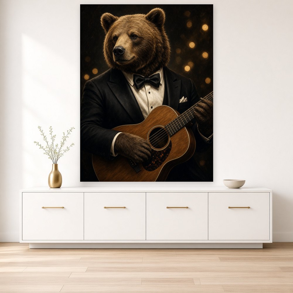 Toile Ours Guitariste accrochée dans un salon aux murs crème, au-dessus d'un buffet blanc laqué