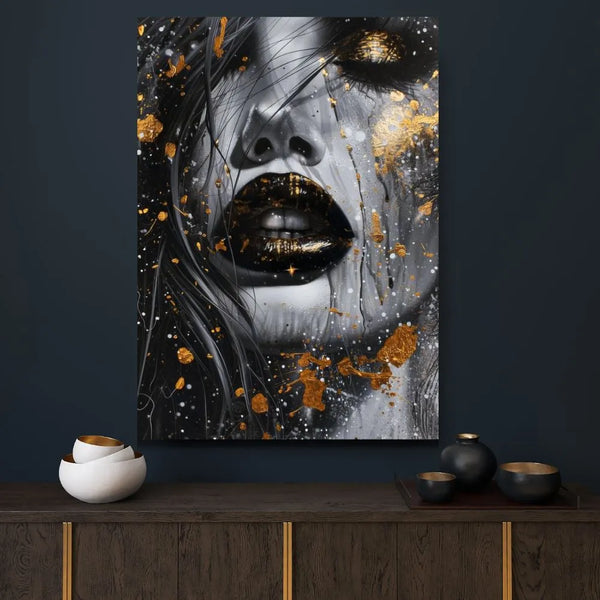 Touteladeco / Toile / Tableau / tableau femme / portrait féminin / art glamour / street art noir et or / lèvres noires / regard doré / visage femme peinture / déco élégante