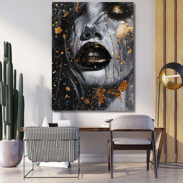 Touteladeco / Toile / Tableau / tableau femme / portrait féminin / art glamour / street art noir et or / lèvres noires / regard doré / visage femme peinture / déco élégante