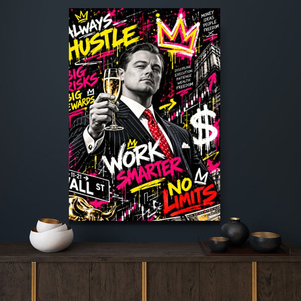 Tableau Street Art Leonardo DiCaprio inspiré du Loup de Wall Street, portrait noir et blanc avec champagne, graffitis roses et jaunes, dollar et symboles boursiers.